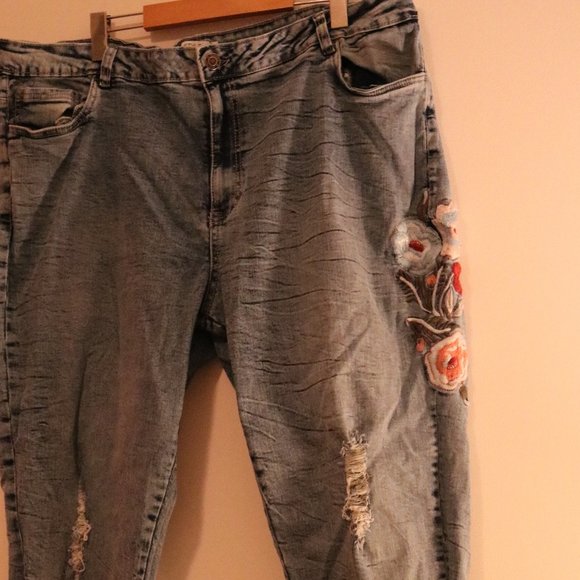 π΄3 for $20π΄ Floral Embroidered Jeans - Picture 5 of 16